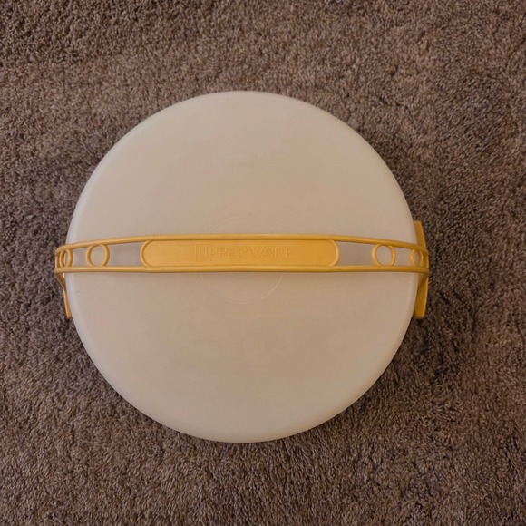 Vintage Tupperware Cake Taker Carrier Container Round Beige USA Made 719-1 - Picture 1 of 6